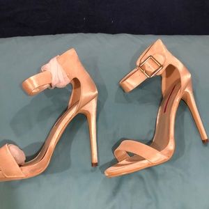 Size 7 gold heel
